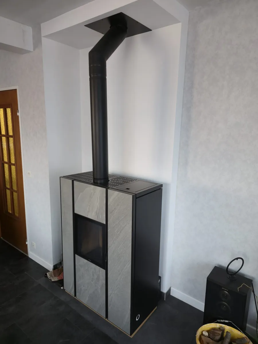 Poêle Hybride Nobis Unica 10 kW sur conduit tubé – Molsheim Installation poele hybride bois et granules Nobis Unica 10 raccordement sur conduit tube diametre 130 mm a Molsheim