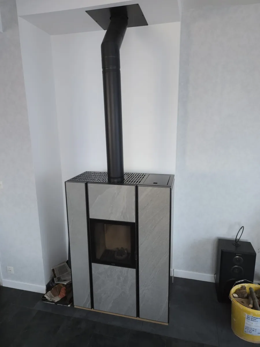 Poêle Hybride Nobis Unica 10 kW sur conduit tubé – Molsheim1 Installation poele hybride bois et granules Nobis Unica 10 raccordement sur conduit tube diametre 130 mm a Molsheim