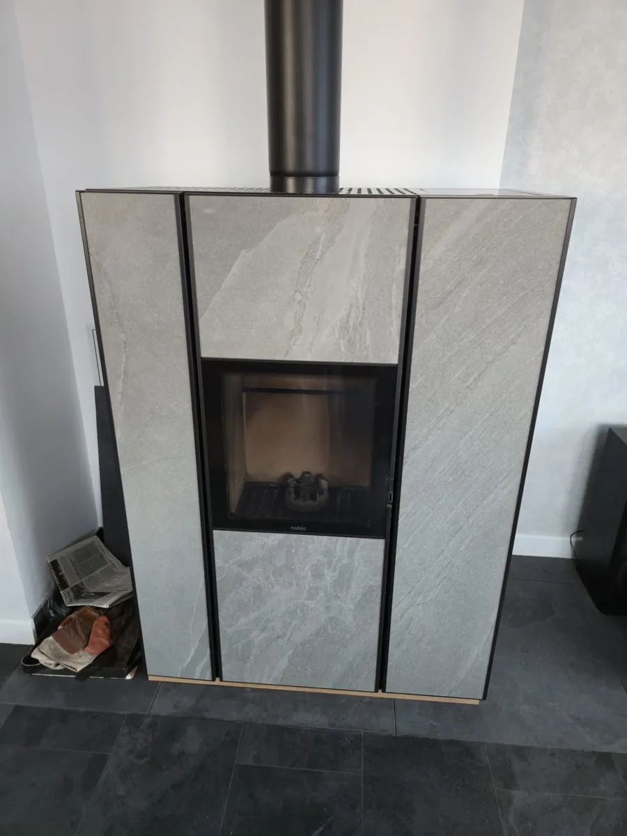 Poêle Hybride Nobis Unica 10 kW sur conduit tubé – Molsheim2 Installation poele hybride bois et granules Nobis Unica 10 raccordement sur conduit tube diametre 130 mm a Molsheim