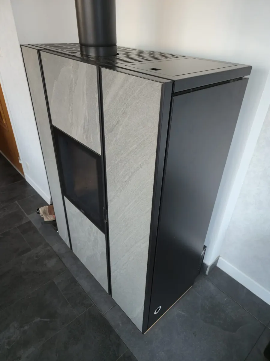 Poêle Hybride Nobis Unica 10 kW sur conduit tubé – Molsheim3 Installation poele hybride bois et granules Nobis Unica 10 raccordement sur conduit tube diametre 130 mm a Molsheim