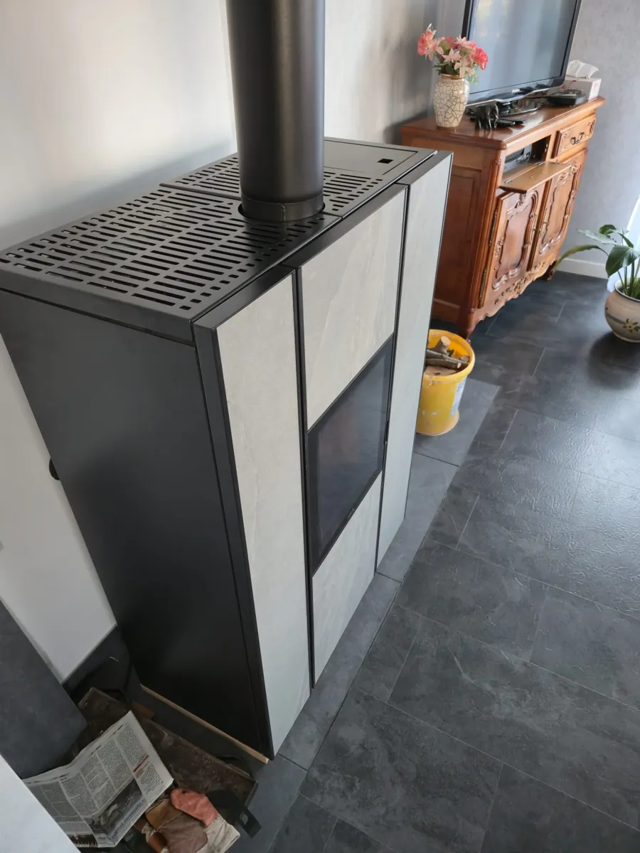 Poêle Hybride Nobis Unica 10 kW sur conduit tubé – Molsheim4 Installation poele hybride bois et granules Nobis Unica 10 raccordement sur conduit tube diametre 130 mm a Molsheim