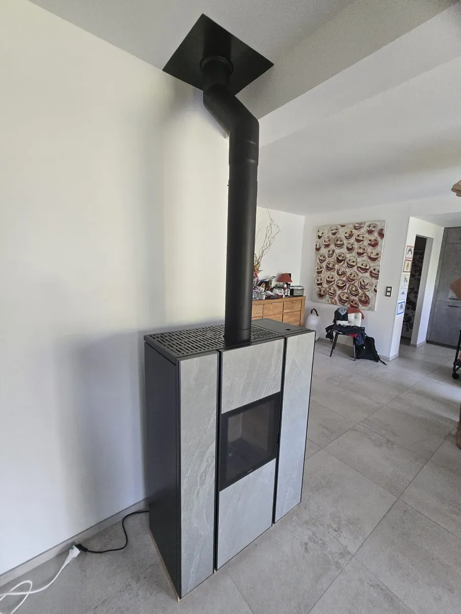 PoeleHybride bois granules Nobis Unica 10 avec tubage Heiligenberg 1 Installation poele hybride bois et granules Nobis Unica 10 kW avec tubage a Heiligenberg