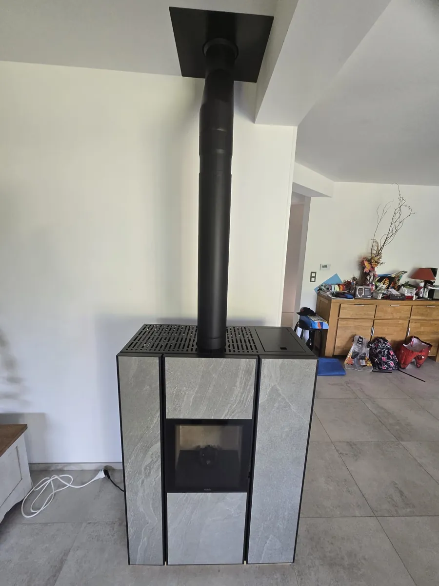 PoeleHybride bois granules Nobis Unica 10 avec tubage Heiligenberg 3 Installation poele hybride bois et granules Nobis Unica 10 kW avec tubage a Heiligenberg