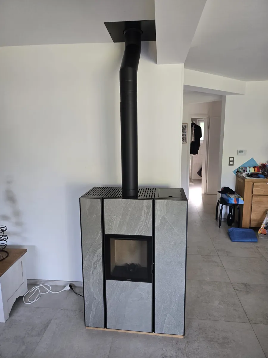PoeleHybride bois granules Nobis Unica 10 avec tubage Heiligenberg 4 Installation poele hybride bois et granules Nobis Unica 10 kW avec tubage a Heiligenberg