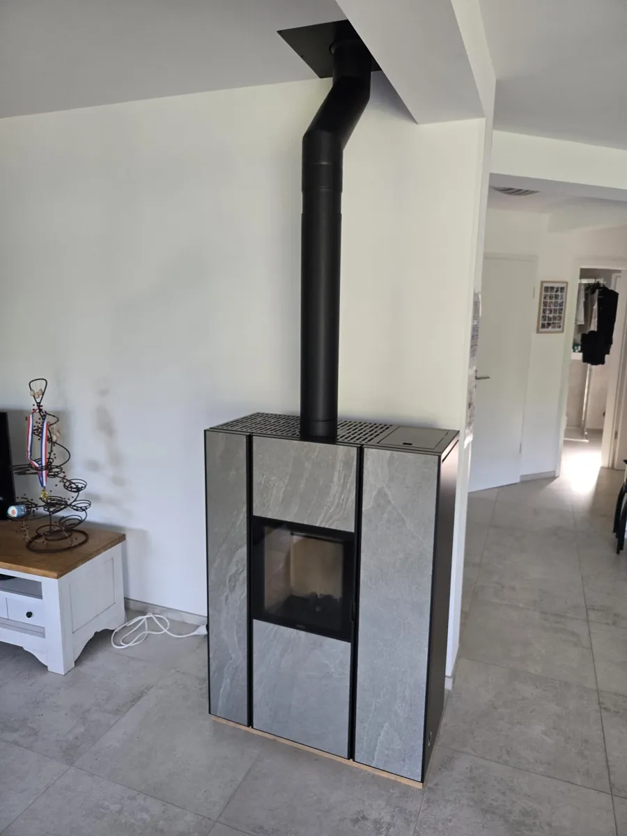 PoeleHybride bois granules Nobis Unica 10 avec tubage Heiligenberg 5 Installation poele hybride bois et granules Nobis Unica 10 kW avec tubage a Heiligenberg