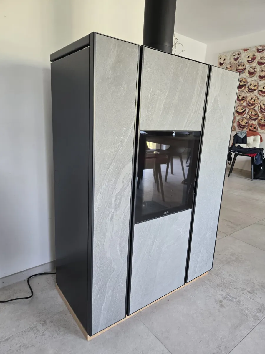 PoeleHybride bois granules Nobis Unica 10 avec tubage Heiligenberg Installation poele hybride bois et granules Nobis Unica 10 kW avec tubage a Heiligenberg